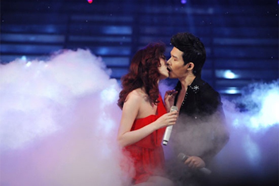 Ngọc Oanh và Nathan Lee cũng gây sốt trên sân khấu 'Cặp đôi hoàn hảo' bằng nụ hôn môi nồng thắm